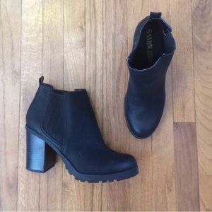 Super cute chunky black booties😻
